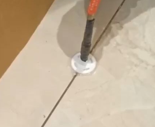 新乡瓷砖空鼓维修公司专业解答瓷砖在铺贴过程中，如果没有涂抹均匀到位的粘结材料（如水泥砂浆或瓷砖胶），可能会导致以下问题